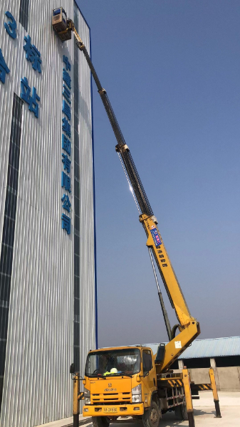 24米登高车安装楼栋标识牌施工现场