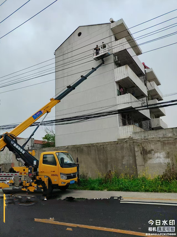 28米蓝牌登高车清洗外墙施工现场