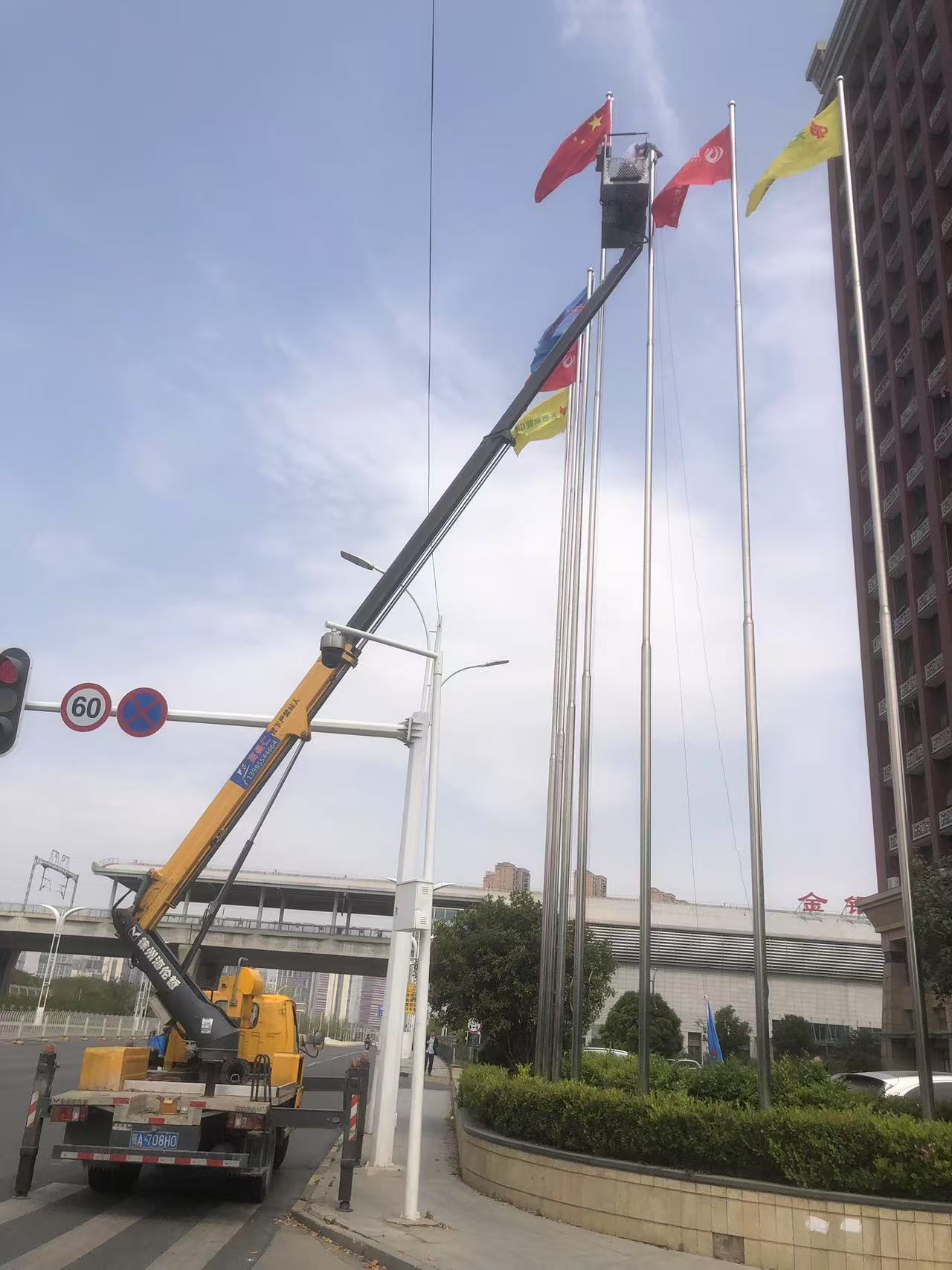 22米高空作业车安装红旗施工现场