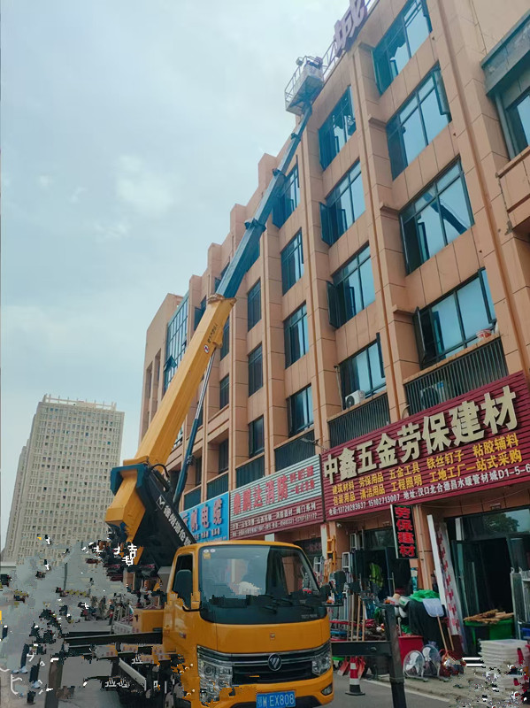 28米带吊篮云梯车装外墙玻璃施工现场